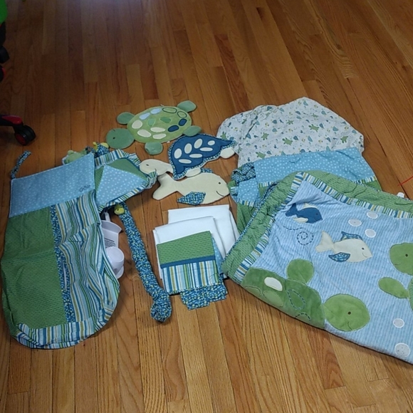 Complete crib set - Picture 1 of 1